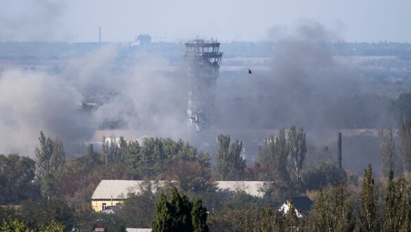 Дым виден над аэропортом Донецка 3 октября 2014, Архивное фото