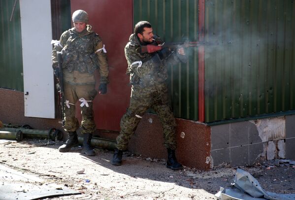 Ополченцы Донецкой народной республики (ДНР) во время боев в районе аэропорта города Донецка