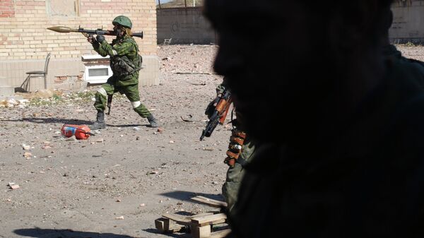 Ополченцы Донецкой народной республики (ДНР) во время боев в районе аэропорта города Донецка. Архивное фото