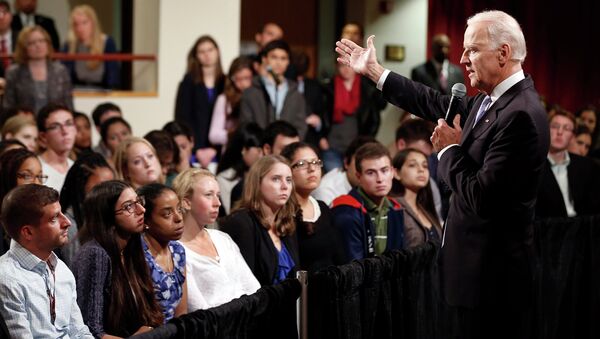 Вице-президент США Джозеф Байден во время выступления в Гарвардском университете