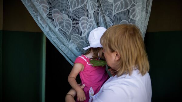 Эвакуация детей из дома ребенка в Луганске. Архив
