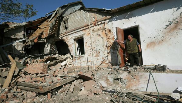 Разрушенный жилой дом после обстрела силовиками окрестностей Донецка. Архивное фото
