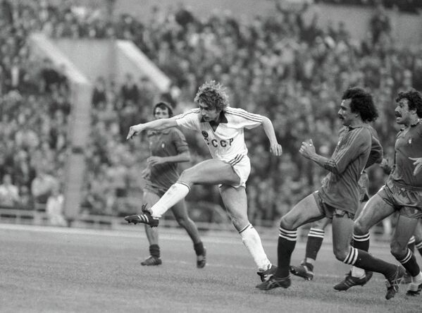Футболист Федор Черенков во время матча, 1983 год