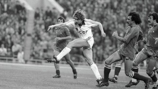 Футболист Федор Черенков во время матча Футболист Федор Черенков во время матча