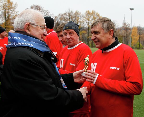 Вице-президент РФС Никита Симонян и легендарный советский футболист Федор Черенков, 2011 год
