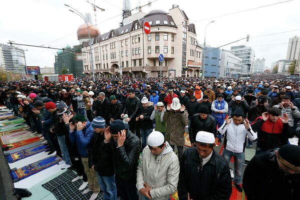 Мусульмане в день праздника жертвоприношения Курбан-Байрам у Соборной мечети в центре Москвы