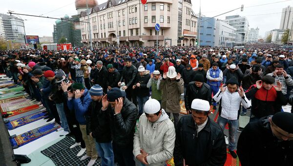 Мусульмане в день праздника жертвоприношения Курбан-Байрам у Соборной мечети в центре Москвы