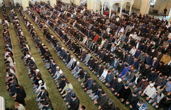 Мусульмане в день праздника жертвоприношения Курбан-Байрам молятся в мечети имени Ахмата Кадырова в Грозном