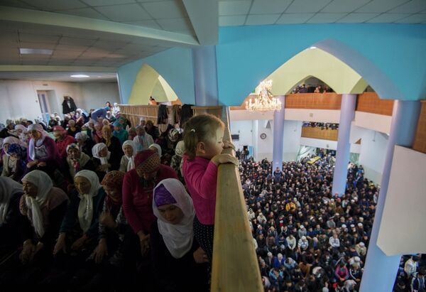 Мусульмане в день праздника жертвоприношения Курбан-Байрам молятся в Сибирской Соборной мечети в Омске