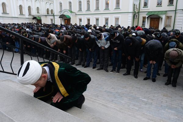 Мусульмане в день праздника жертвоприношения Курбан-Байрам молятся у мечети Аль-Марджани в Казани