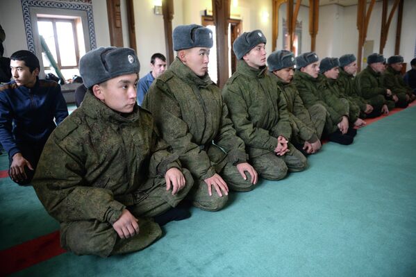 Мусульмане молятся на празднике Курбан-Байран. Город Верхняя Пышма Свердловской области