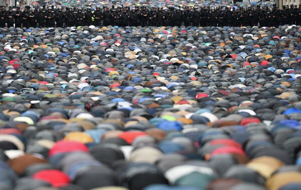 Мусульмане в день праздника жертвоприношения Курбан-Байрам молятся у Соборной мечети в центре Москвы