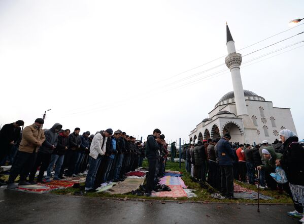 Мусульмане молятся на празднике Курбан-Байран у мечети в городе Верхняя Пышма Свердловской области