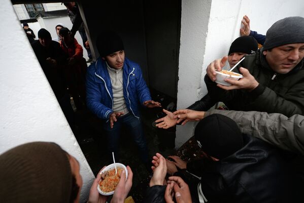 Мусульмане едят пищу на празднике Курбан-Байран в городе Верхняя Пышма Свердловской области