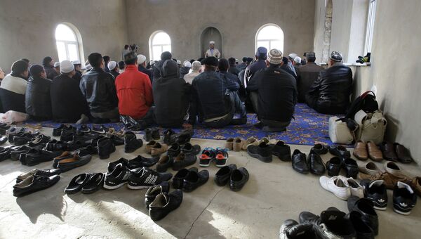Мусульмане в мечети Симферополя, архивное фото