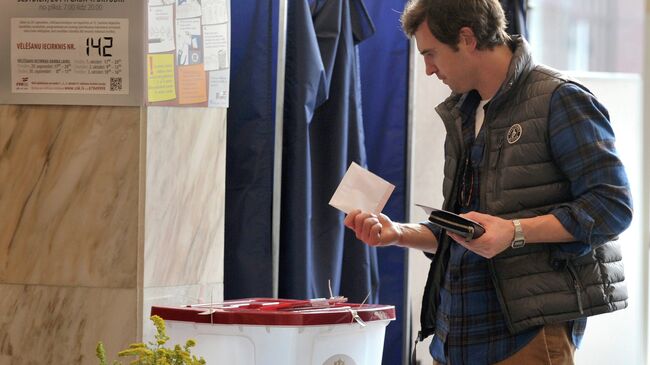 Голосование на выборах в Латвии. Архивное фото