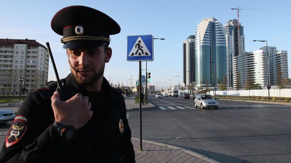 Сотрудник полиции на одной из центральных улиц Грозного. Архивное фото