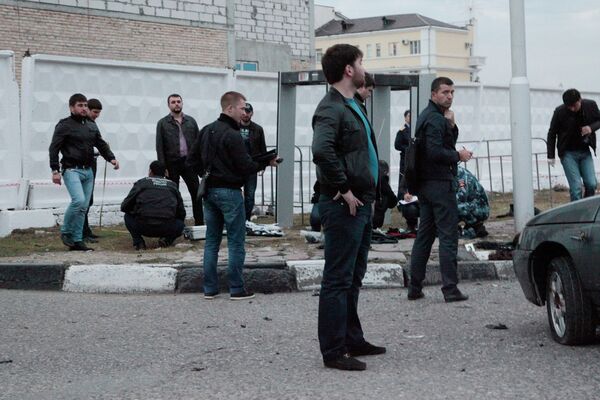 Сотрудники правоохранительных органов работают на месте взрыва в Грозном