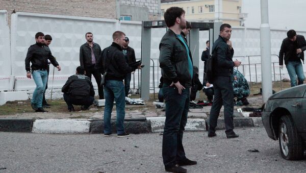 Сотрудники правоохранительных органов работают на месте взрыва в Грозном