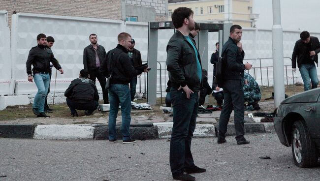 Сотрудники правоохранительных органов работают на месте взрыва в Грозном. Архивное фото