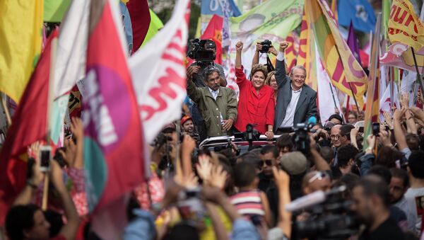 Президент Бразилии Дилма Руссефф в окружении сторонников, Порту-Алегри. Бразилия, 4 октября 2014