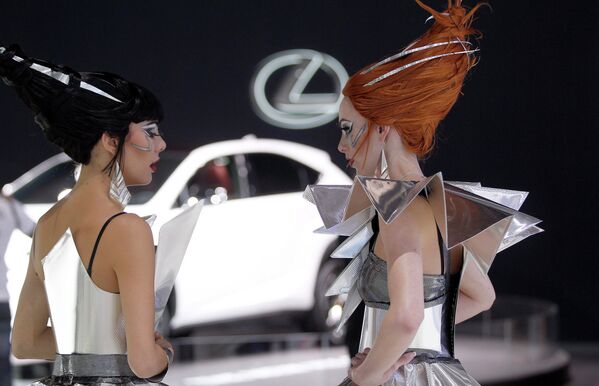Модели на стенде Lexus на Парижском автосалоне