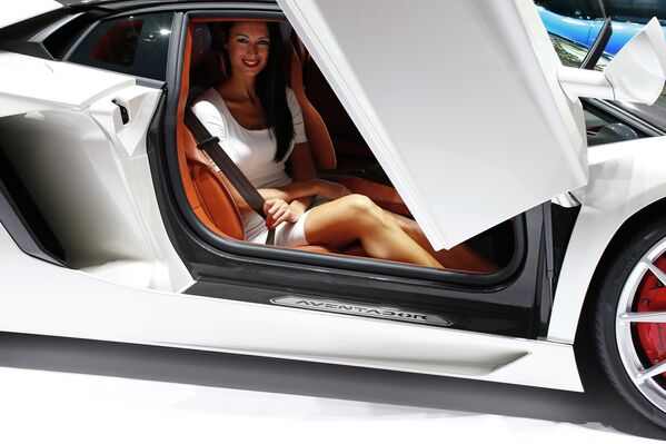 Модель позирует в автомобиле Lamborghini Aventador на Парижском автосалоне