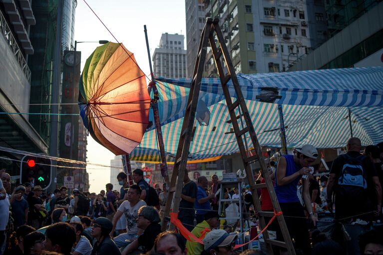 Сторонники протестного движения Occupy Central на митинге в районе Mong Kok в Гонконге