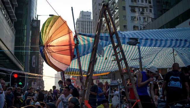 Сторонники протестного движения Occupy Central на митинге в районе Mong Kok в Гонконге