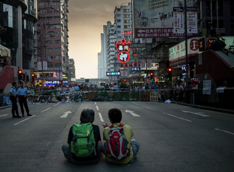 Сторонники протестного движения Occupy Central на митинге в районе Mong Kok в Гонконге