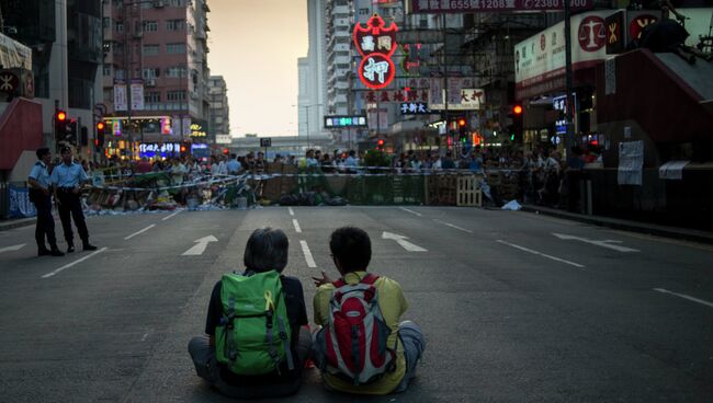 Сторонники протестного движения Occupy Central на митинге в районе Mong Kok в Гонконге