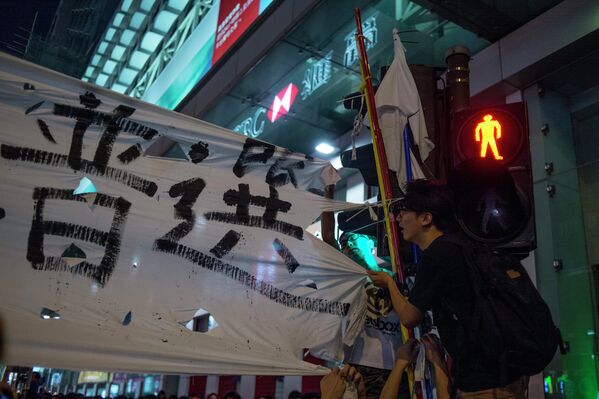 Сторонник протестного движения Occupy Central на митинге в районе Mong Kok в Гонконге