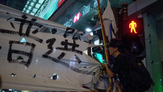 Сторонник протестного движения Occupy Central на митинге в районе Mong Kok в Гонконге. Архивное фото