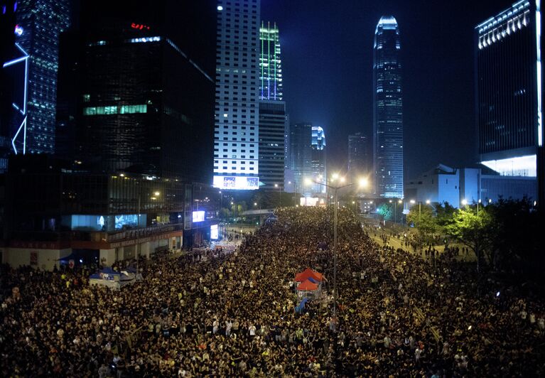 Сторонники протестного движения Occupy Central на митинге в районе Admiralty в Гонконге