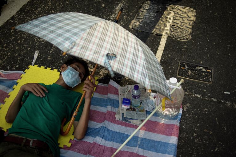 Сторонник протестного движения Occupy Central на митинге в районе Mong Kok в Гонконге