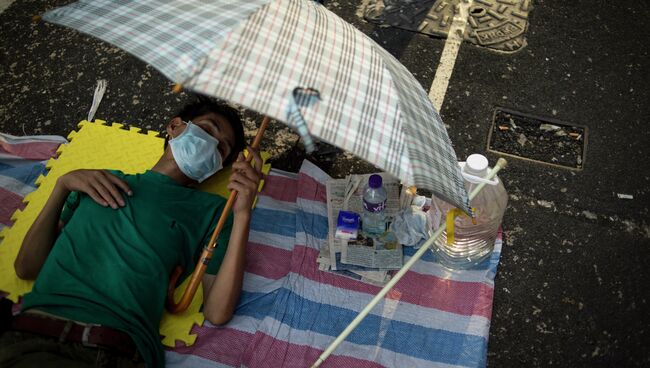 Сторонник протестного движения Occupy Central на митинге в районе Mong Kok в Гонконге