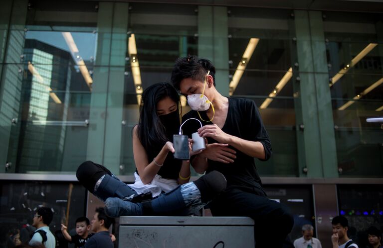 Сторонники протестного движения Occupy Central на митинге в районе Mong Kok в Гонконге