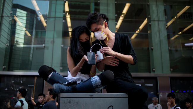 Сторонники протестного движения Occupy Central на митинге в районе Mong Kok в Гонконге