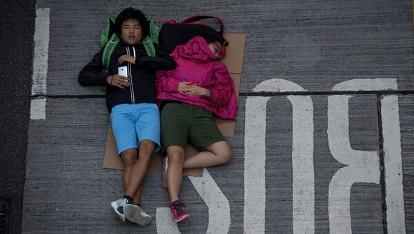 Сторонники протестного движения Occupy Central спят на проезжей части в районе Admiralty в Гонконге