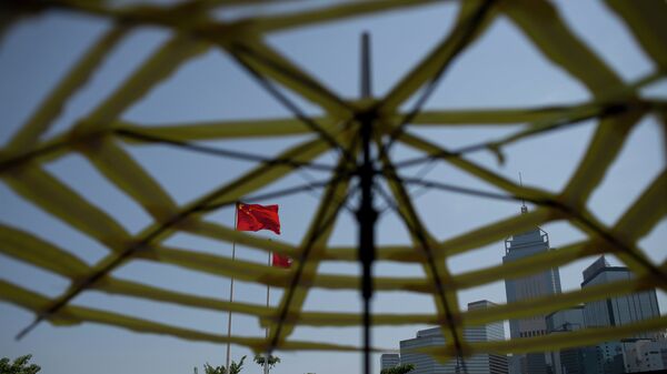 Флаг КНР на территории комплекса правительственных зданий в Гонконге. Архивное фото