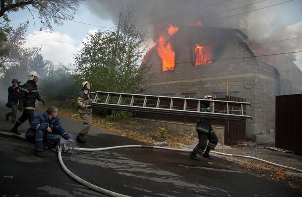 Пожарные пытаются потушить пожар в частном доме в Донецке