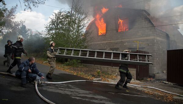 Пожарные пытаются потушить пожар в частном доме. Архивное фото