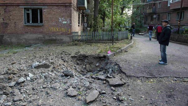 Воронка на одной из улиц Донецка после артобстрела