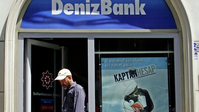 Мужчина выходит из здания DenizBank в Стамбуле