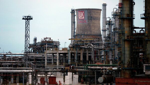 Нефтеперерабатывающий завод компании Лукойл. Архивное фото