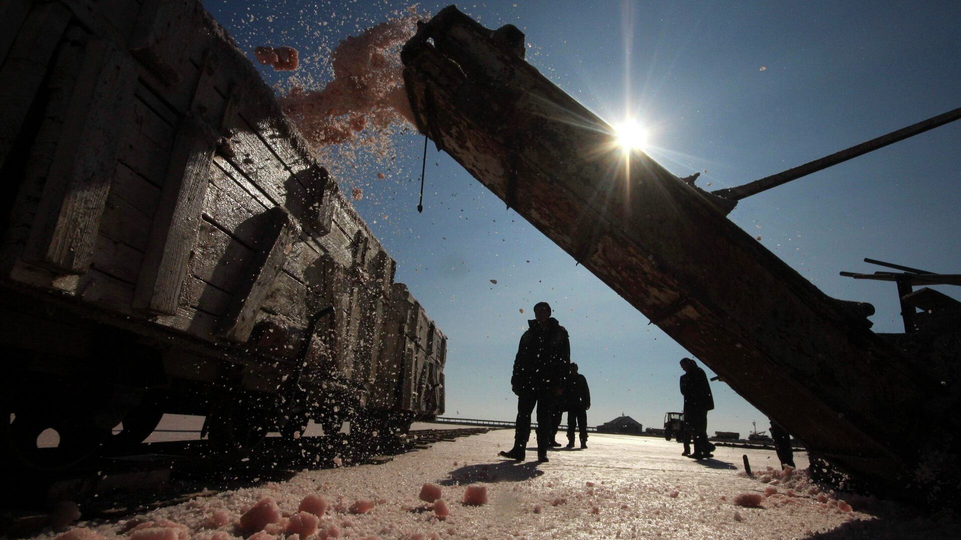 Поезд загружается с морской солью на озере Сасык-Сиваш - РИА Новости, 1920, 07.10.2014
