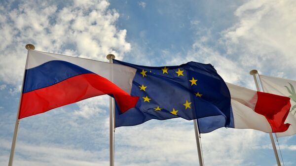 Флаги России, ЕС, Франции и герб Ниццы на набережной Ниццы. Архивное фото.