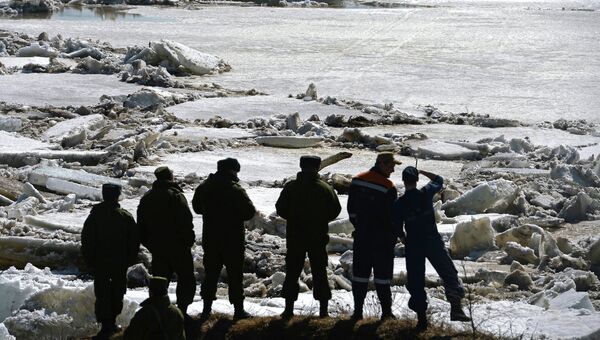 Сотрудники МЧС России наблюдают за ледоходом на реке Шелонь вблизи деревни Егольник Солецкого района Новгородской области