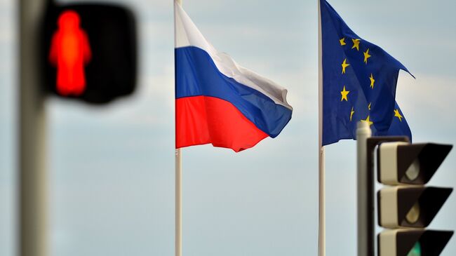 Флаги России, ЕС, Франции и герб Ниццы на набережной Ниццы. Архивное фото