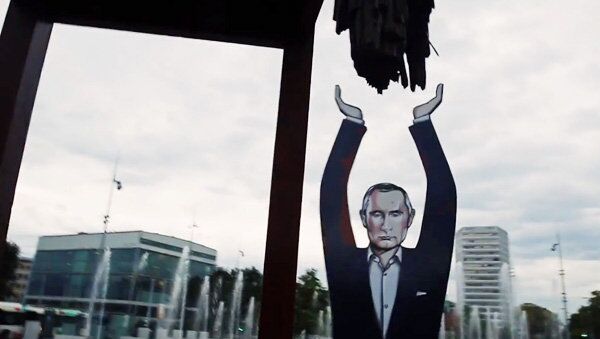Видео Статуя Путина поддерживает сломанный стул